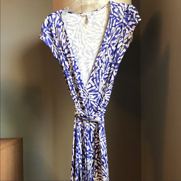 Diane Von Furstenberg Dresses & Skirts - Diane Von Furstenberg Silk Wrap Dress 💙